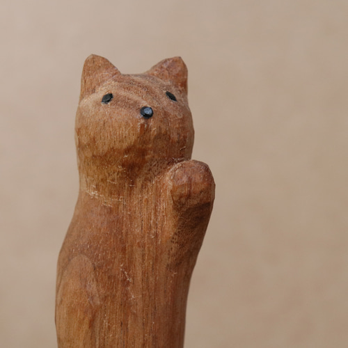 木彫り 招き猫 左手上げ アンティーク 高級シルク座布団付き 木彫り 招き猫 左手上げ アンティーク 高級シルク座布団付き