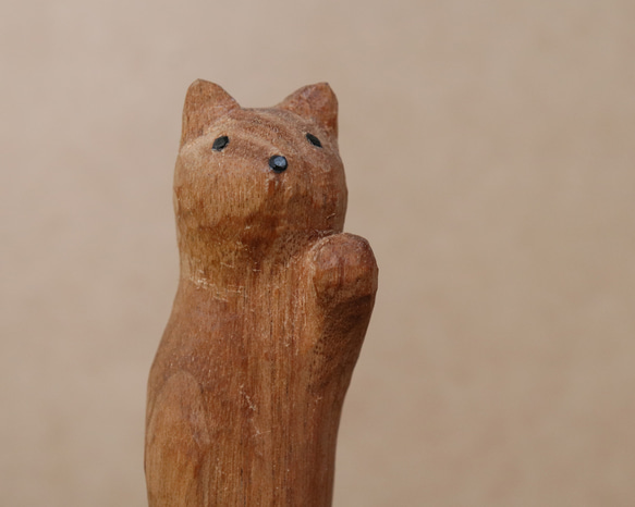 木彫り 招き猫（左手）ネコの置物（木材：胡桃/山桜）（No.N0005） 5枚目の画像