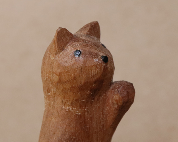木彫り 招き猫（左手）ネコの置物（木材：胡桃/山桜）（No.N0005） 13枚目の画像
