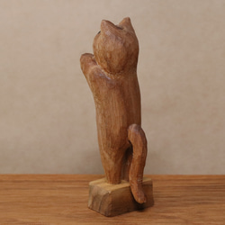 木彫り 招き猫（左手）ネコの置物（木材：胡桃/山桜）（No.N0005） 8枚目の画像