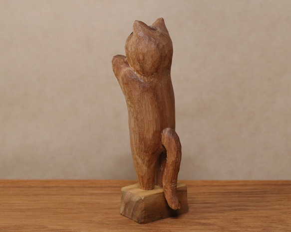 木彫り 招き猫（左手）ネコの置物（木材：胡桃/山桜）（No.N0005） 8枚目の画像