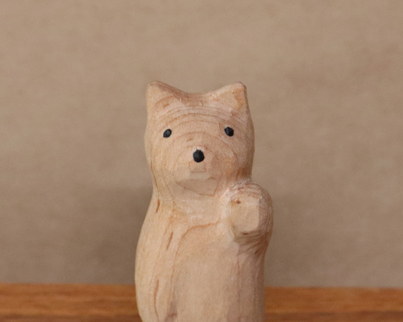 木彫り 招き猫（左手）ネコの置物（木材：メープル/ウォルナット）（No.N0006） 3枚目の画像