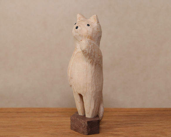 木彫り 招き猫（左手）ネコの置物（木材：メープル/ウォルナット）（No.N0006） 4枚目の画像