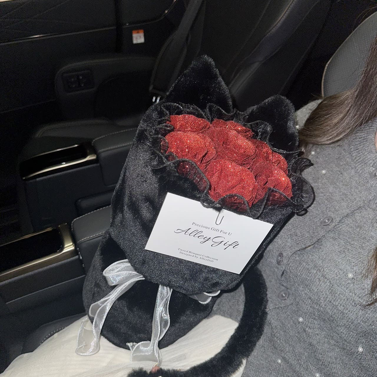 赤色グリッターローズ使用の猫モチーフ花束　ワンホンブーケ専門店AlleyGiftが手掛ける若者の間で話題の花束