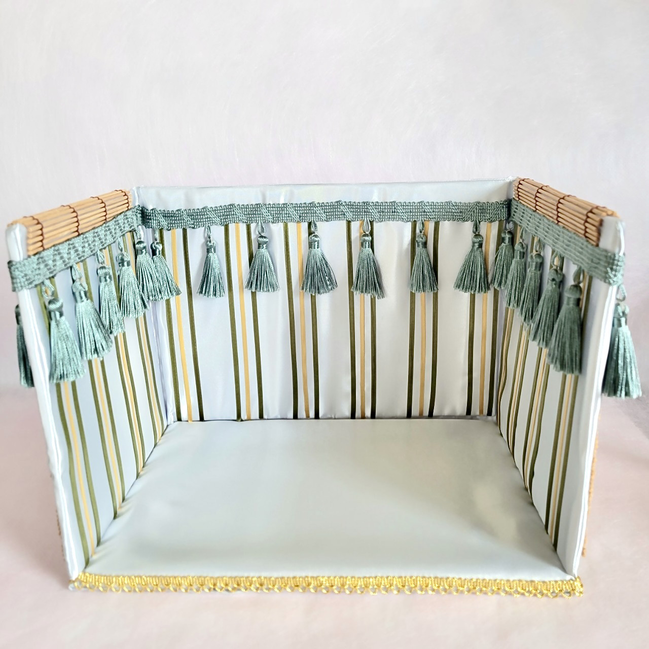 731〈飾台〉【新仕様一体型】銀色地に二色リボンと青碧色房飾り 両側面御簾飾り付き