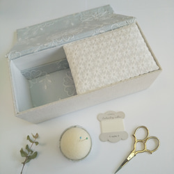 小箱付きお裁縫箱とふんわりピンクッションのセット（カルトナージュ、刺繍水色） 3枚目の画像