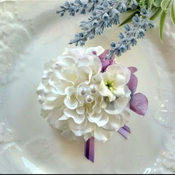 白ダリアにラベンダーの紫陽花にリボンをあしらった親子コサージュ 3枚目の画像