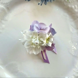 白ダリアにラベンダーの紫陽花にリボンをあしらったミニコサージュ 2枚目の画像