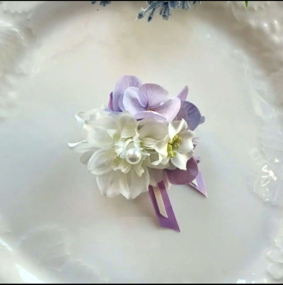 白ダリアにラベンダーの紫陽花にリボンをあしらったミニコサージュ 2枚目の画像