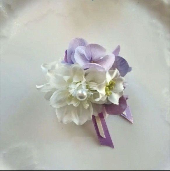 白ダリアにラベンダーの紫陽花にリボンをあしらったミニコサージュ 1枚目の画像