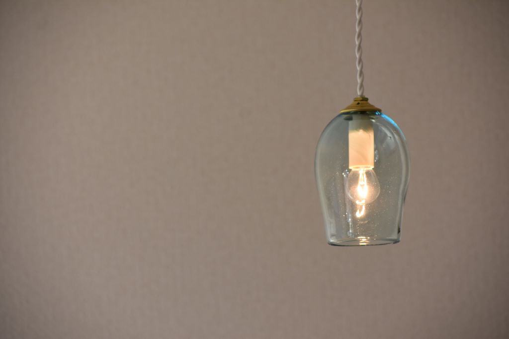 ☆送料無料☆吹きガラス照明（ペンダントタイプ）【たまご型　スカイぼかし】