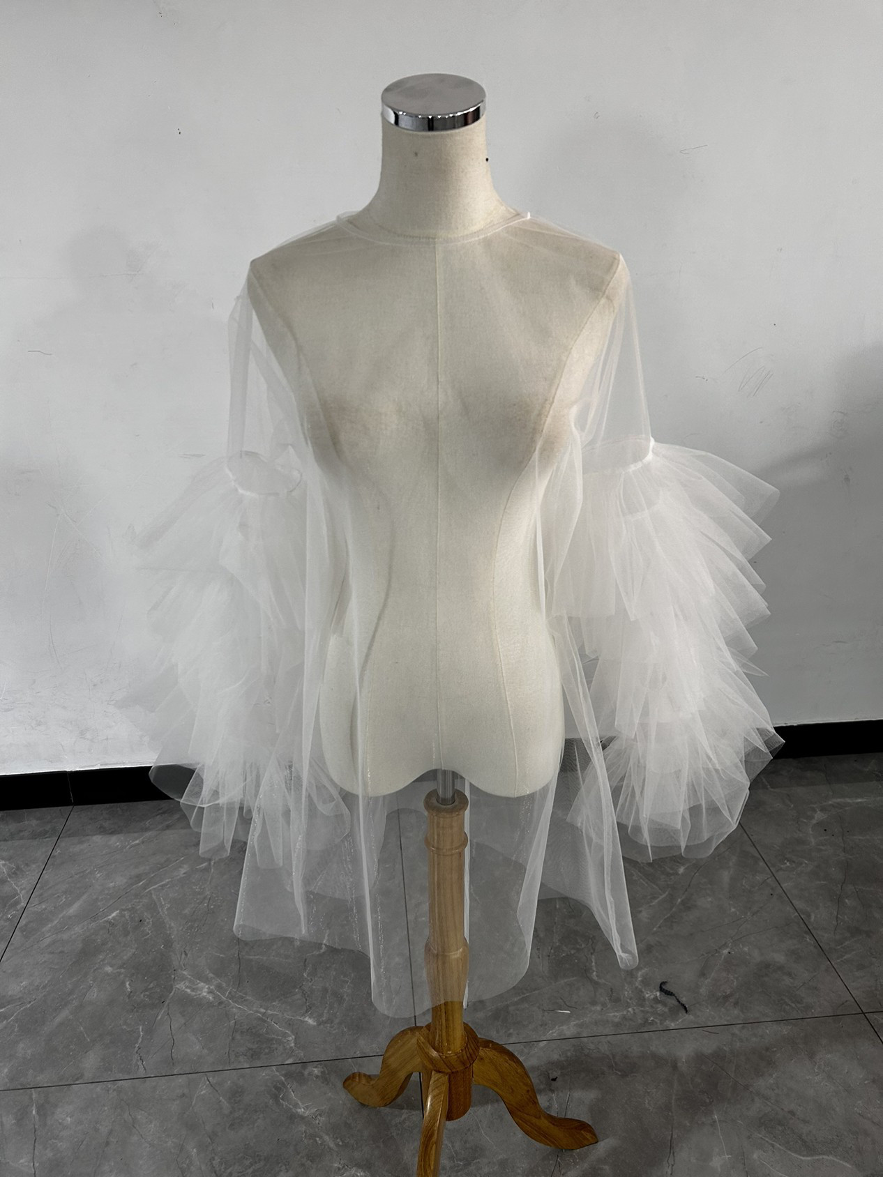 送料無料！ 抜群のおしゃれ見えカーディガン(ボレロ) オフホワイトソフトチュール ラッフルフリル 長袖　演奏会/音楽会 15,743円