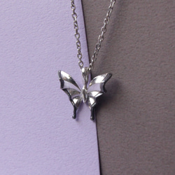 バタフライシリーズ 2色折り紙の立体蝶ネックレス 1枚目の画像