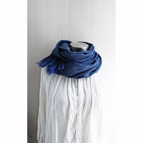 高品質義大利亞麻披肩，深寶藍色，180 厘米，藍色 x 黑色 第6張的照片
