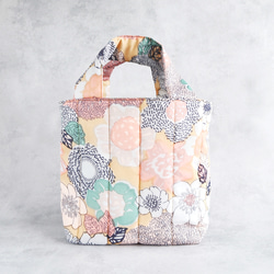 特集掲載◆春のお出かけに♪quilting totebag（ビタミンカラーのお花たち） 1枚目の画像