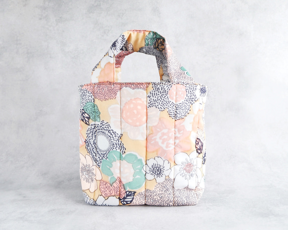 特集掲載◆春のお出かけに♪quilting totebag（ビタミンカラーのお花たち） 1枚目の画像