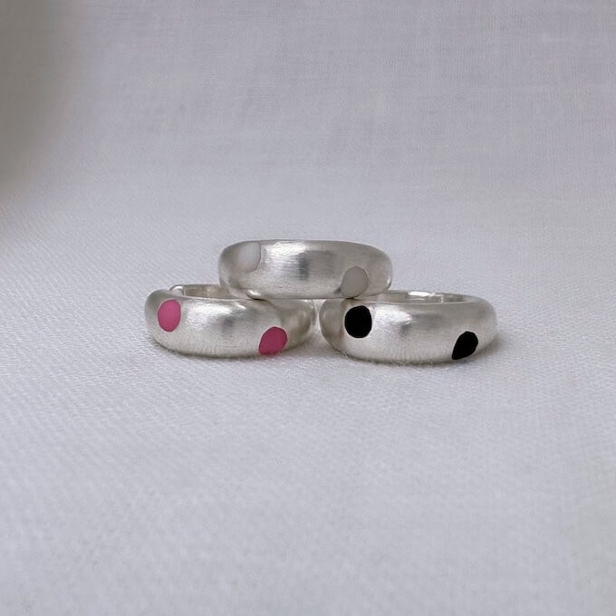 ２つの大きな水玉イヤーカフ（白黒ピンク）