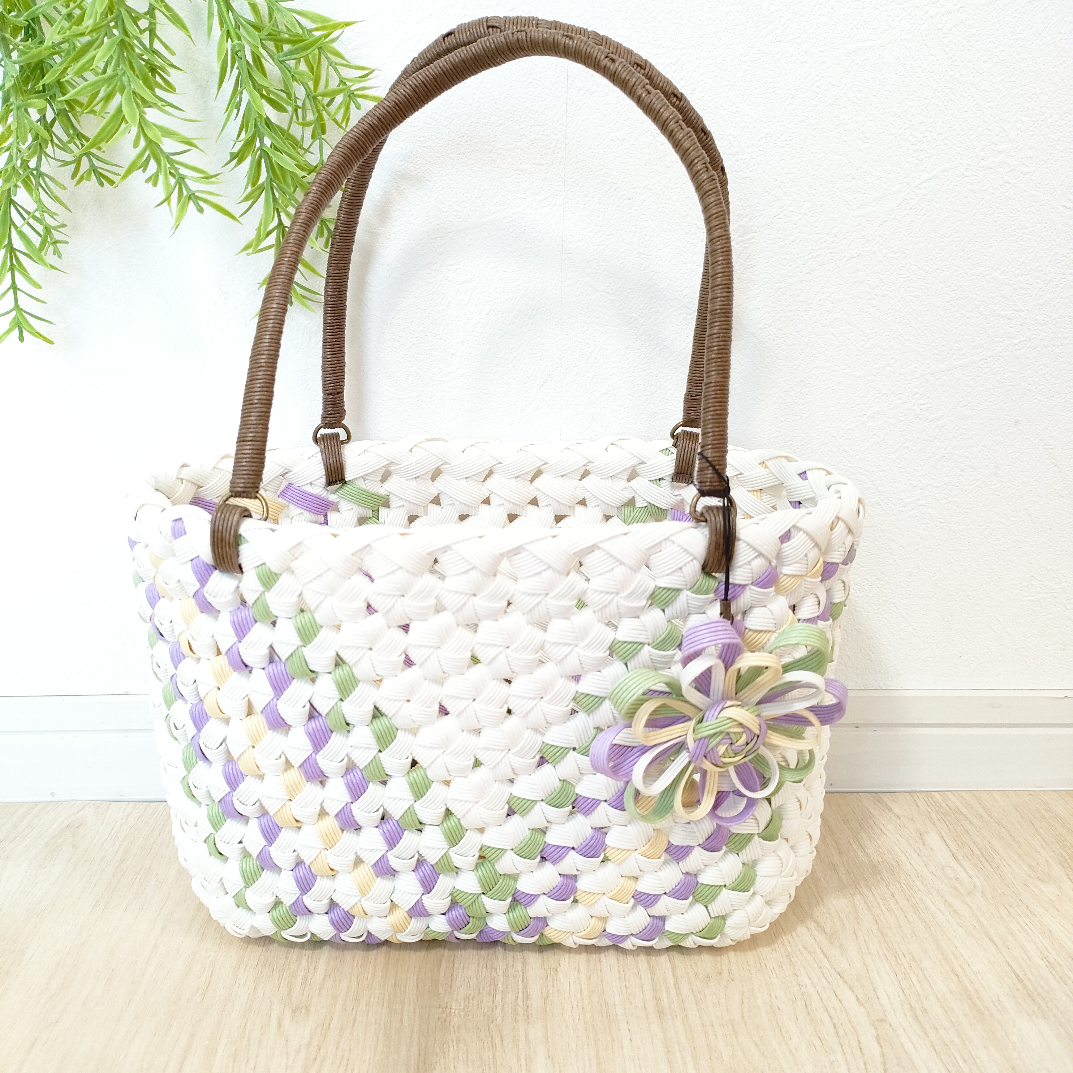 花編みかごバッグM 白×パステル柄入 クラフトバンド かごバッグ