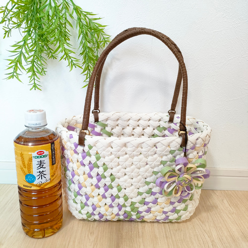 花編みかごバッグM 白×パステル柄入 クラフトバンド かごバッグ