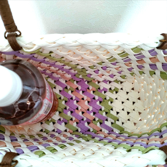 花編みかごバッグＭ　白×パステル柄入　クラフトバンド 3枚目の画像