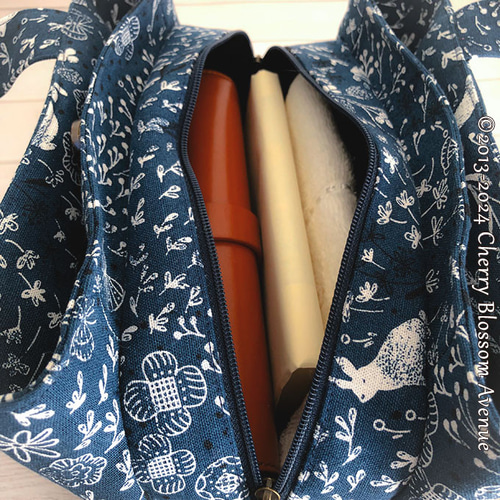 あおりポケット付きトートバッグ 草原うさぎ＊Navy トートバッグ