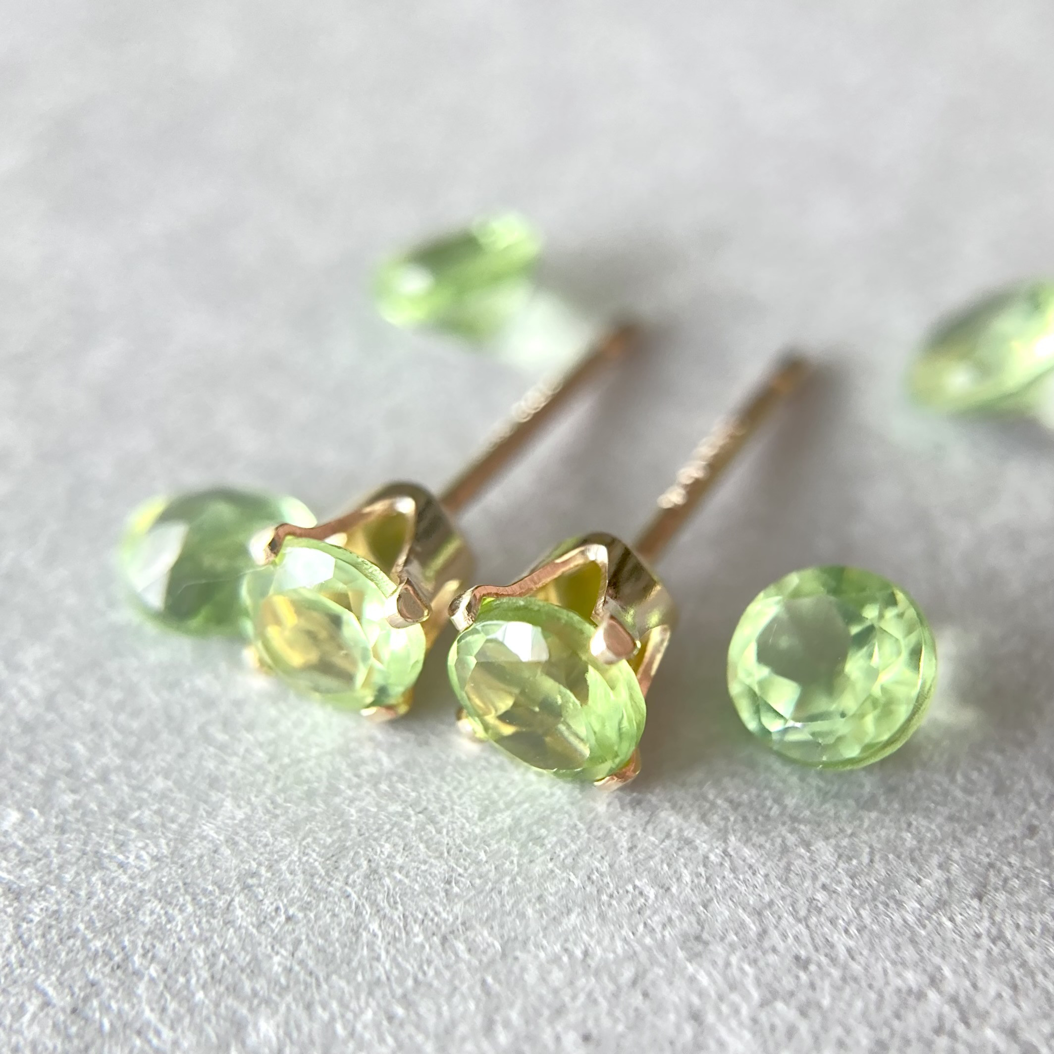 【橄欖石】ペリドットのスタッドピアス【14KGF 4mm】