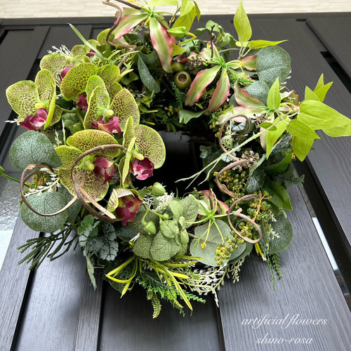 グリーン胡蝶蘭とグロリオサのハーフムーンリース アートフラワー