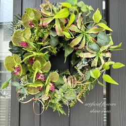 グリーン胡蝶蘭とグロリオサのハーフムーンリース アートフラワー