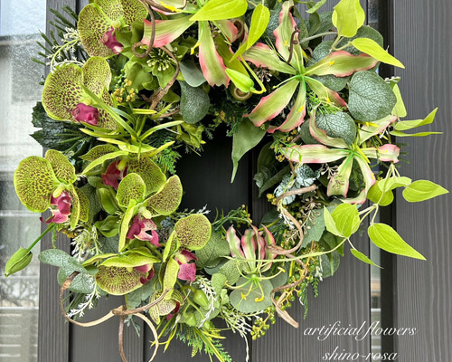 グリーン胡蝶蘭とグロリオサのハーフムーンリース アートフラワー