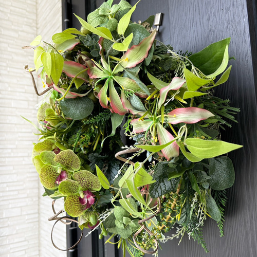 グリーン胡蝶蘭とグロリオサのハーフムーンリース アートフラワー