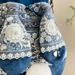 【全面インド刺繍RIBON】革調ブルー・クリスタルストーン【大うさぎポシェット】 3枚目の画像