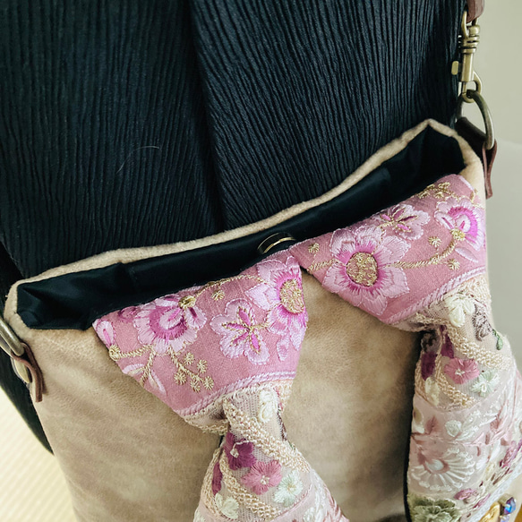 【インド刺繍RIBON】革調キャメル・ハート・クリスタルストーン【大うさぎポシェット】 7枚目の画像