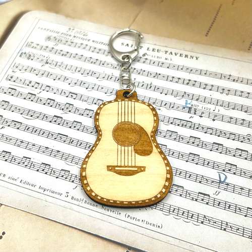 ◆送料無料◆イニシャルフェルトキーホルダー　軽い　レーザー刻印　3/9 アコースティックギター型キーホルダー】オリジナル、木製、レーザー