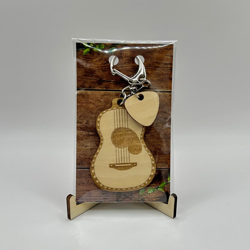 アコースティックギター型キーホルダー】オリジナル、木製、レーザー