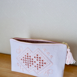 【単-HITOE-シリーズ】和洋刺繍のタッセルポーチ＊薄桃【こぎん刺し×ハーダンガー刺繍】 5枚目の画像