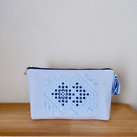 【単-HITOE-シリーズ】和洋刺繍のタッセルポーチ＊水色【こぎん刺し×ハーダンガー刺繍】 1枚目の画像