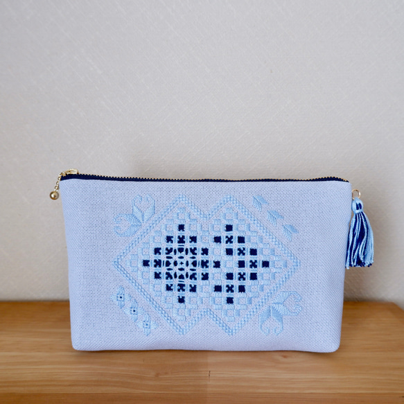 【単-HITOE-シリーズ】和洋刺繍のタッセルポーチ＊水色【こぎん刺し×ハーダンガー刺繍】 3枚目の画像