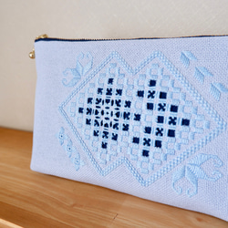 【単-HITOE-シリーズ】和洋刺繍のタッセルポーチ＊水色【こぎん刺し×ハーダンガー刺繍】 4枚目の画像