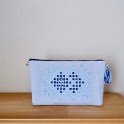 【単-HITOE-シリーズ】和洋刺繍のタッセルポーチ＊水色【こぎん刺し×ハーダンガー刺繍】 2枚目の画像