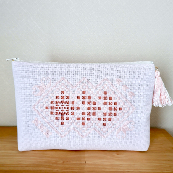 【単-HITOE-シリーズ】和洋刺繍のタッセルポーチ＊Lサイズ＊薄桃【こぎん刺し×ハーダンガー刺繍】 2枚目の画像