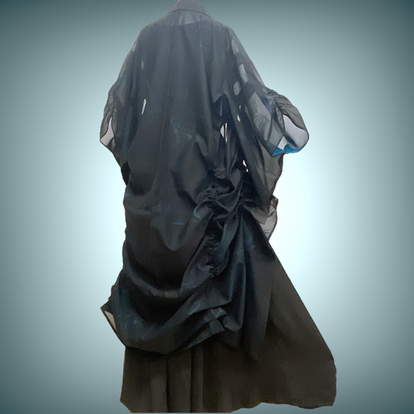 ドレープ際立つ 着物ガウン 裾袖クシュ 絽  着物リメイク 和柄男女兼用 フリーサイズ K60304 4枚目の画像