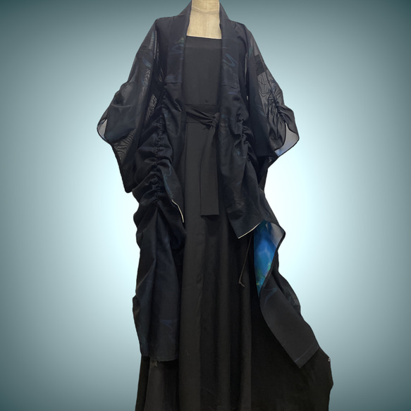 ドレープ際立つ 着物ガウン 裾袖クシュ 絽  着物リメイク 和柄男女兼用 フリーサイズ K60304 9枚目の画像