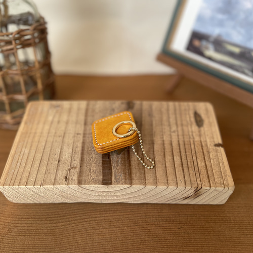 ネックストラップのウェイトにもなるレザーチャーム♪（イエロー