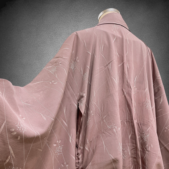 ドレープ際立つ 着物ガウン 裾袖クシュ 絽  着物リメイク 和柄男女兼用 フリーサイズ K6302 7枚目の画像