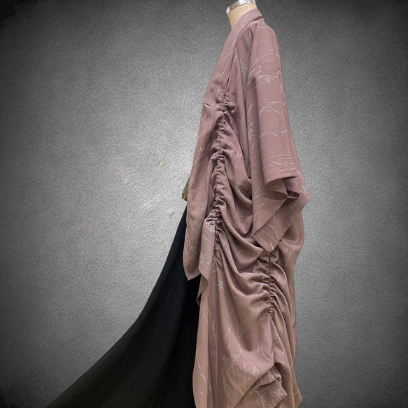 ドレープ際立つ 着物ガウン 裾袖クシュ 絽  着物リメイク 和柄男女兼用 フリーサイズ K6302 8枚目の画像