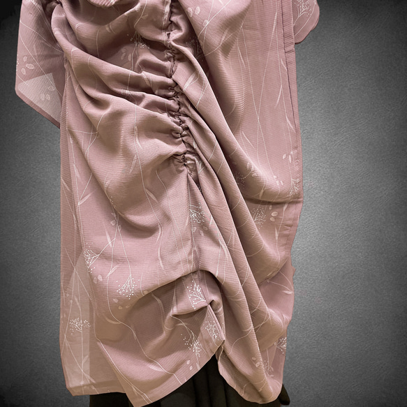 ドレープ際立つ 着物ガウン 裾袖クシュ 絽  着物リメイク 和柄男女兼用 フリーサイズ K6302 6枚目の画像