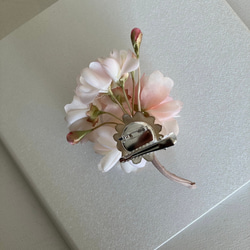 【春限定】八重桜の布花コサージュ　ホワイトxピンク 3枚目の画像