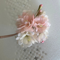 【春限定】八重桜の布花コサージュ　ホワイトxピンク 2枚目の画像
