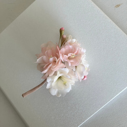 【春限定】八重桜の布花コサージュ　ホワイトxピンク 1枚目の画像