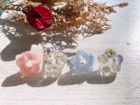 ちょこんとお花　花　お花　フラワー　レジン　レジンアクセサリー　アレルギー対応　ピンク　ミルクピンク　イヤリング　ピアス 5枚目の画像